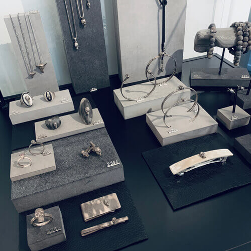 Photo e la vitrine de bijoux pour homme, boutique cadeau homme Lille.